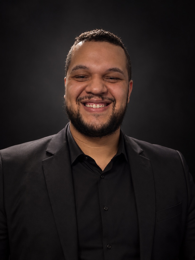 Retrato do Diego sorrindo, de terno escuro